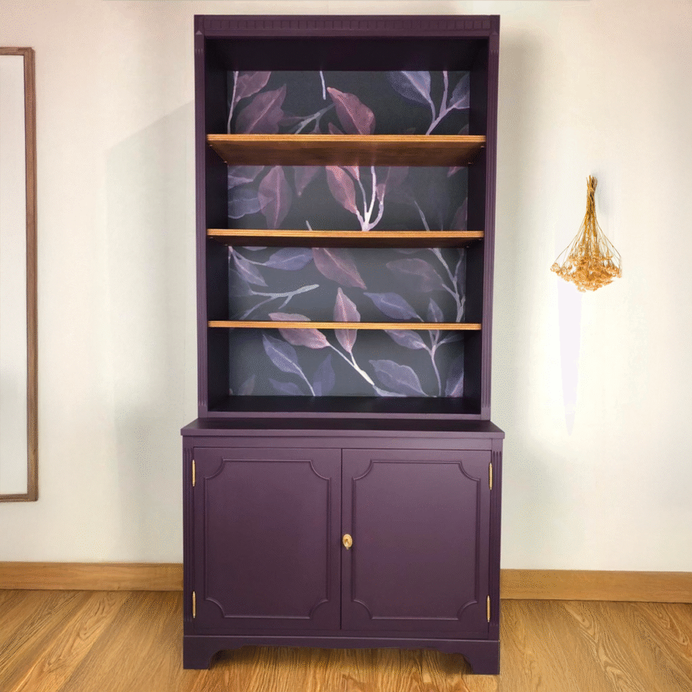 Armoire ibliothèque mauve rénovée avec papier peint - Couleurs en bois