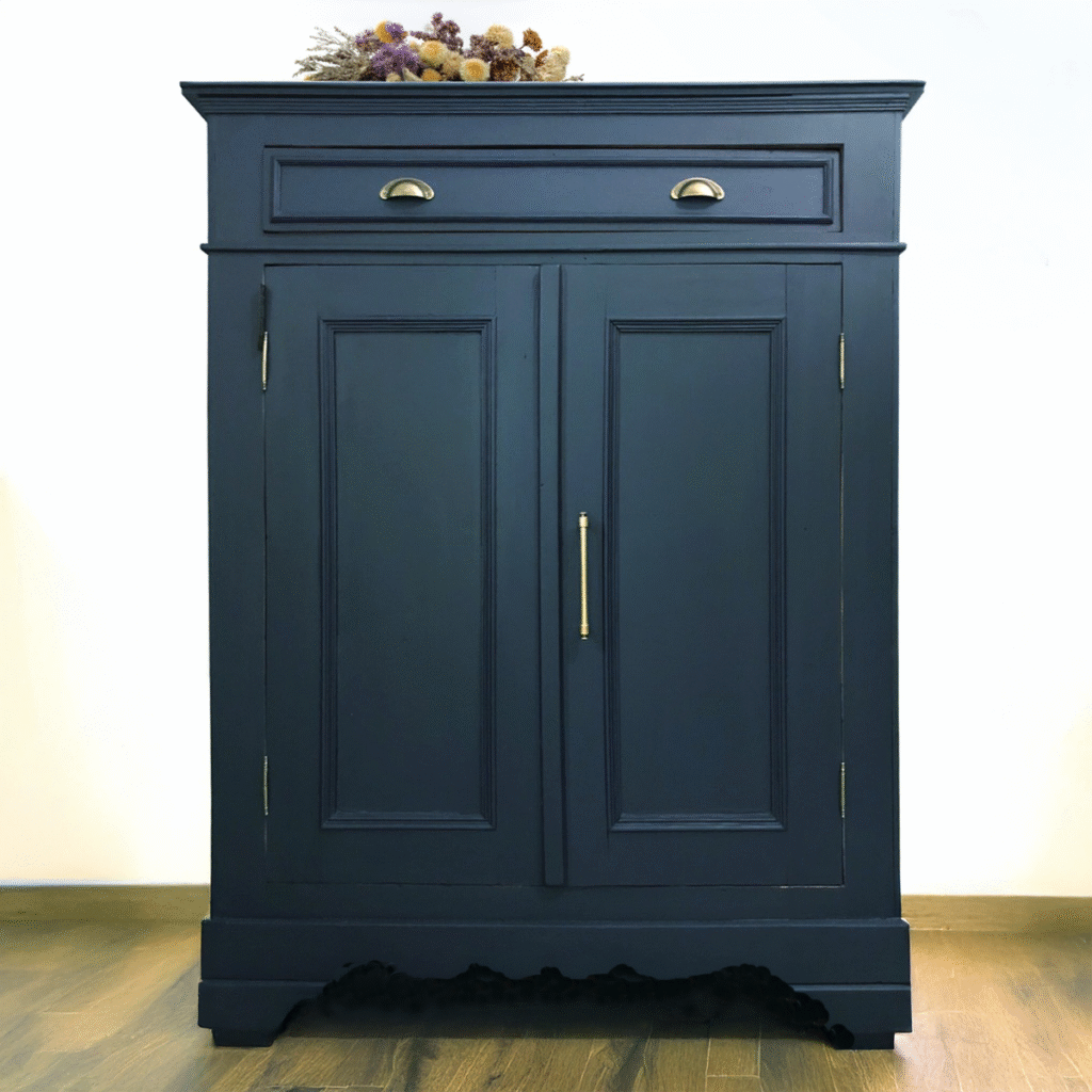 Meuble de type bonheur du jour lingère bleu rénové avec papier peint - Couleurs en bois