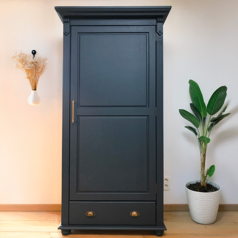 Armoire bleue rénovée avec papier peint - Couleurs en bois