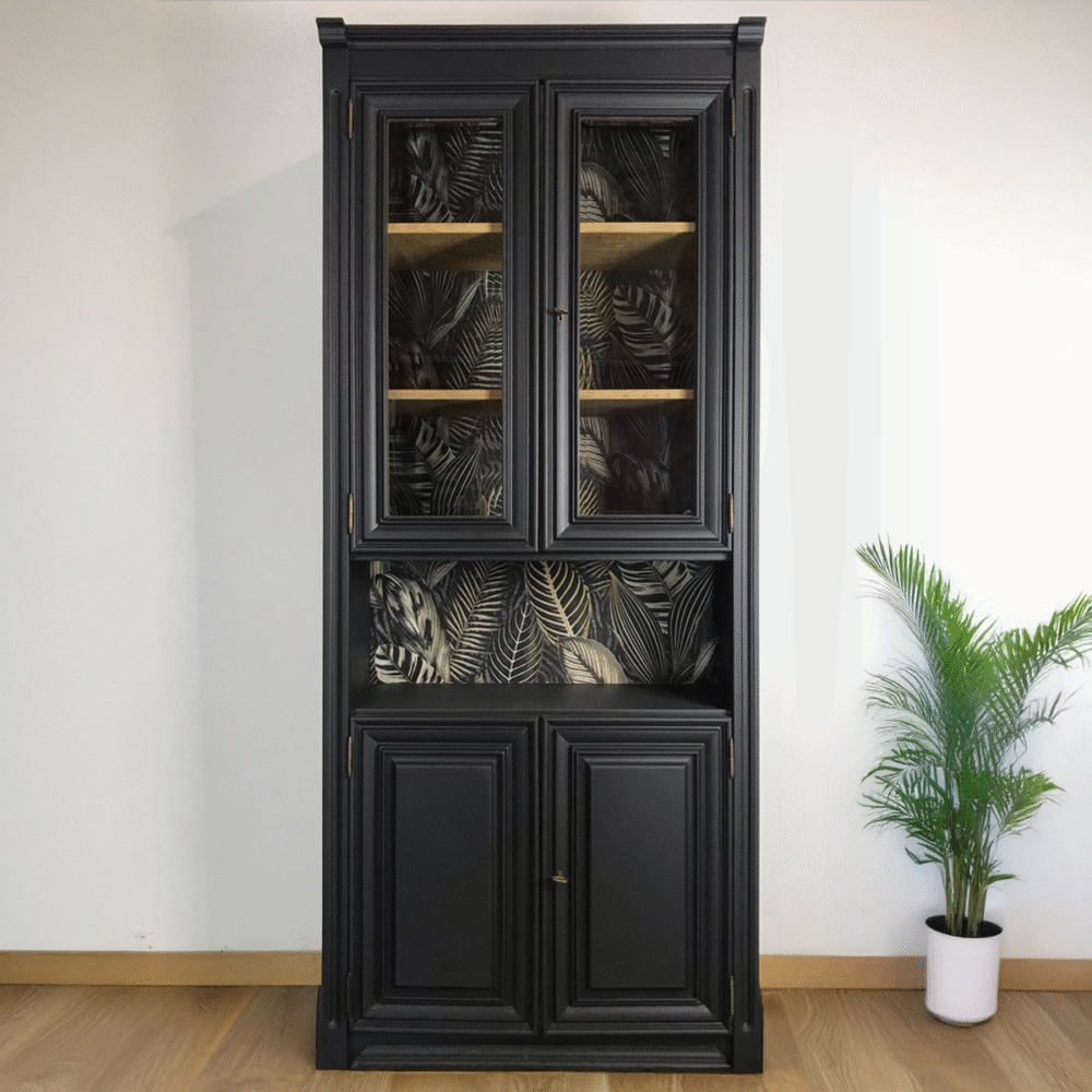 Armoire bibliothèque noire rénovée avec papier peint - Couleurs en bois