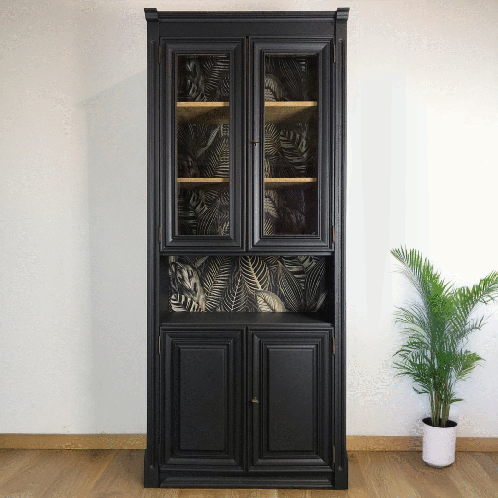 Armoire bibliothèque noire rénovée avec papier peint - Couleurs en bois