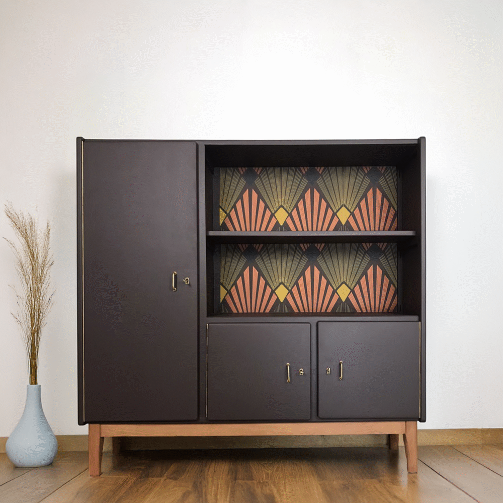 Meuble de type scandinave vintage brun rénové avec papier peint art déco - Couleurs en bois