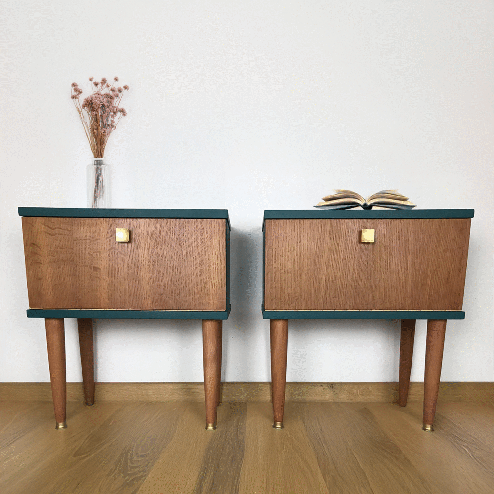 Chevets de type scandinave vintage rénovée avec papier peint - Couleurs en bois