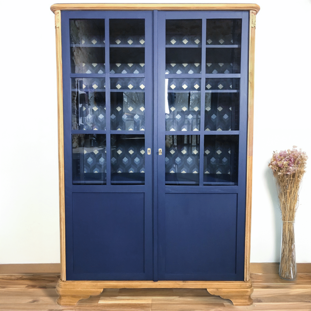 Armoire vitrine de style art déco bleue rénovée avec papier peint - Couleurs en bois